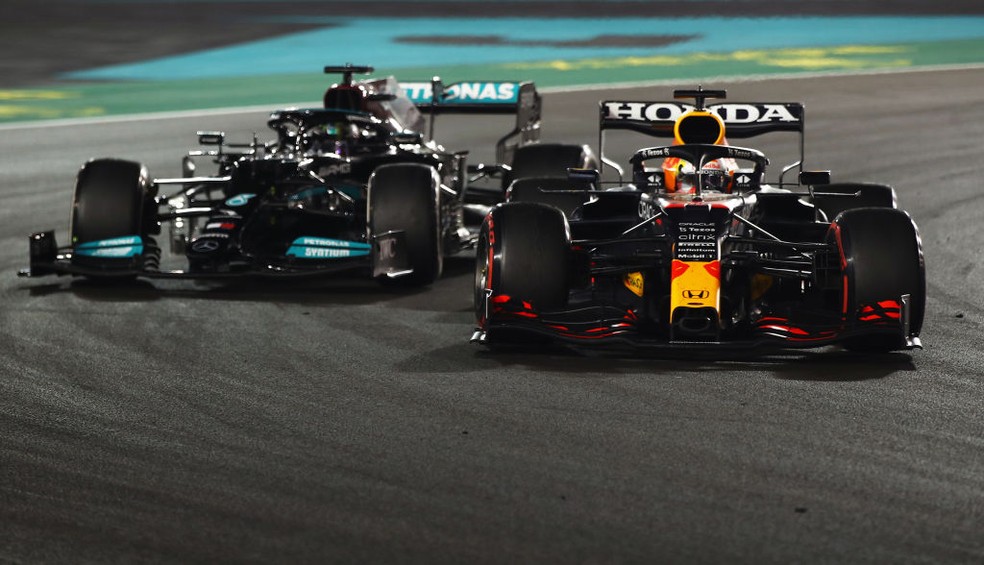 Max Verstappen ultrapassou Lewis Hamilton na última volta do GP de Abu Dhabi — Foto:  Joe Portlock - Formula 1/Formula 1 via Getty Images