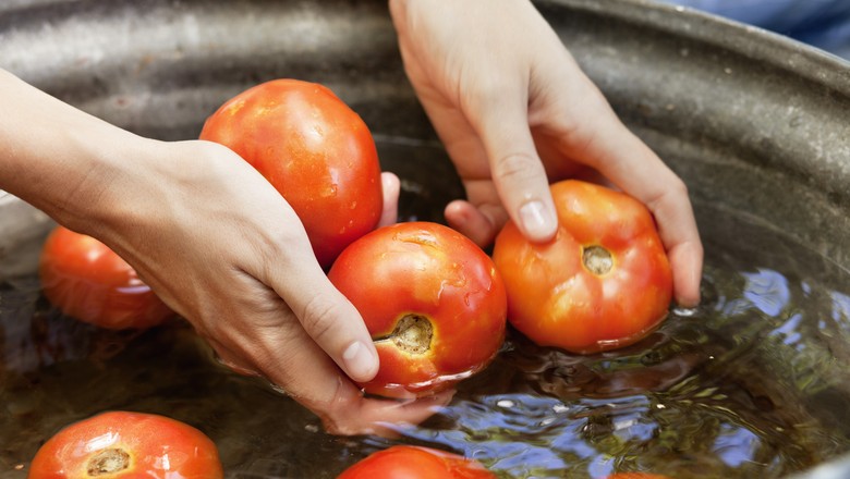 Deixar os alimentos em solução de água sanitária por 15 minutos garante redução de carga microbiana (Foto: Getty Images)
