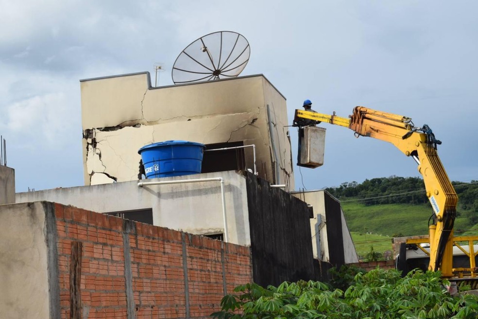 Operário trabalha na demolição de casa em Fartura (SP) — Foto: Prefeitura de Fartura/Divulgação