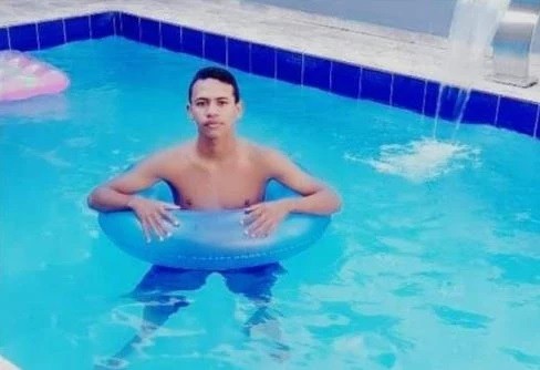 Jovem é morto dentro de casa e criminosos fogem dando tiros ao alto, em Santa Inês; VÍDEO