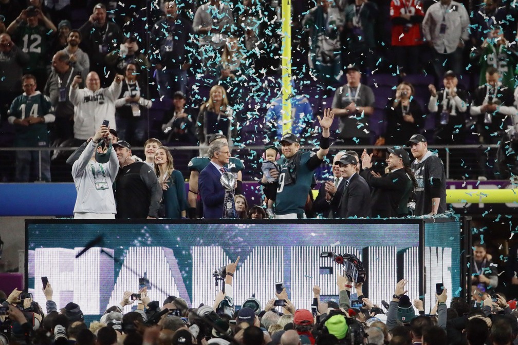 Nick Foles recebe o troféu Vince Lombardi (Foto: Jonathan Daniel/Getty Images)