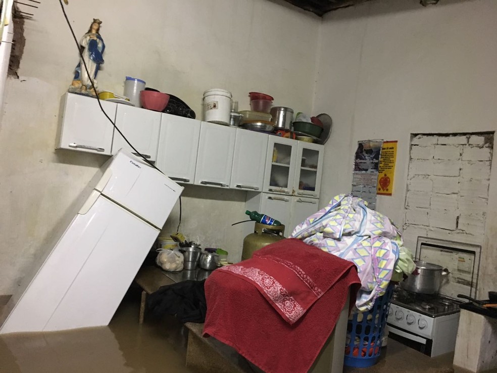 Chuvas causaram inunda&ccedil;&atilde;o nas imedia&ccedil;&otilde;es do Rio Tejipi&oacute; (Foto: Reprodu&ccedil;&atilde;o/WhatsApp)