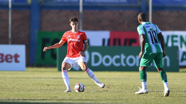 Rodrigo Dourado atuou como zagueiro no segundo tempo