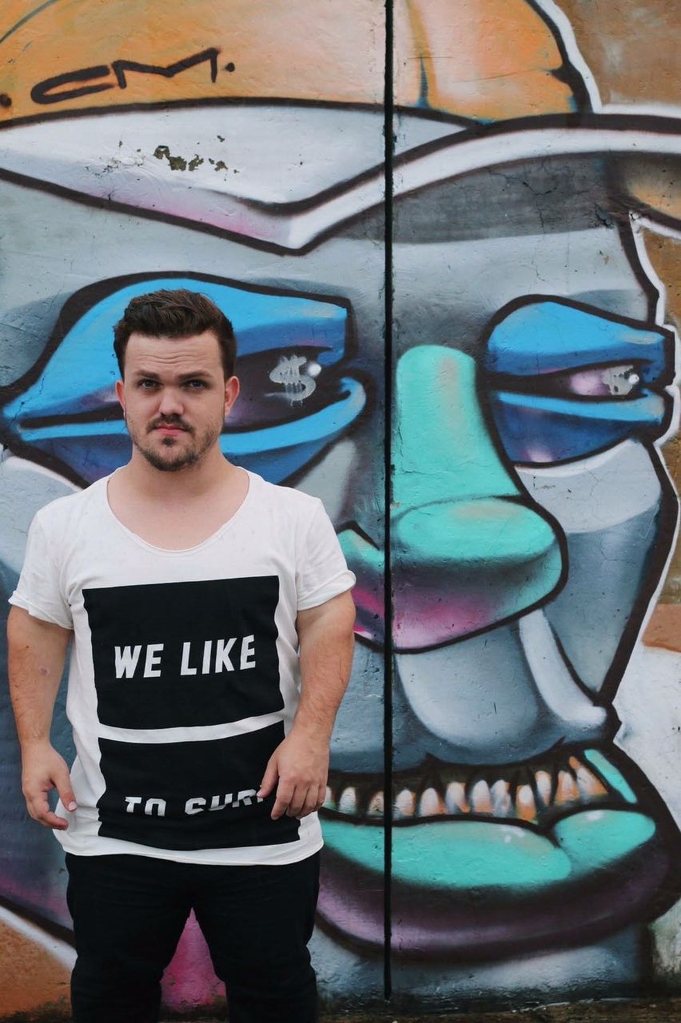 Anão modelo bomba na web e prega aceitação: 'Ser baixinho não é problema' (Foto: Mateus Baptistella/Arquivo pessoal)