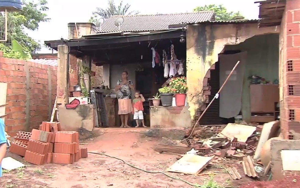 Parede de casa desabou no Bairro Cidade Livre em Aparecida de Goiânia (Foto: TV Anhanguera/Reprodução)