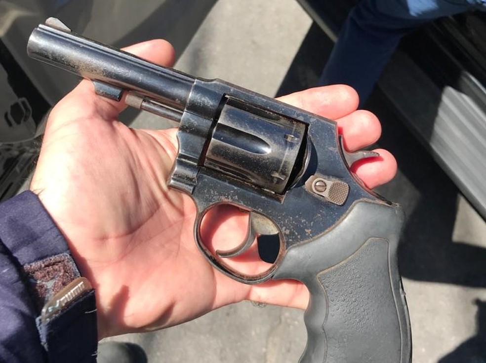Revólver foi apreendido com um dos suspeitos em São Paulo — Foto: Divulgação/DEIC de Rio Preto 