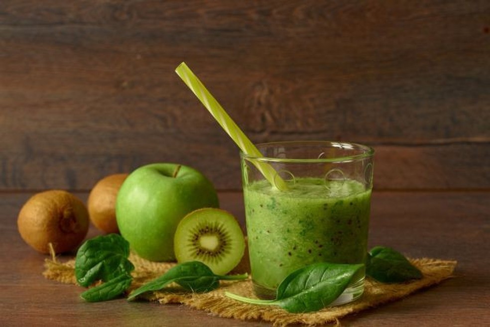 Suco de água de coco, kiwi, maçã verde e erva-doce — Foto: Reprodução/Internet