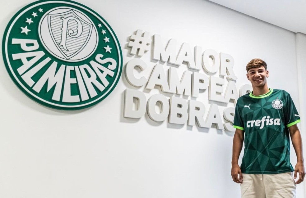 Erick Belé assina primeiro contrato profissional pelo Palmeiras — Foto: Divulgação