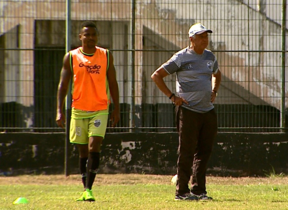 Pinho observa treinamento do Comercial durante semana decisiva: jogo da vida contra SÃ£o JosÃ© â€” Foto: ReproduÃ§Ã£o/EPTV