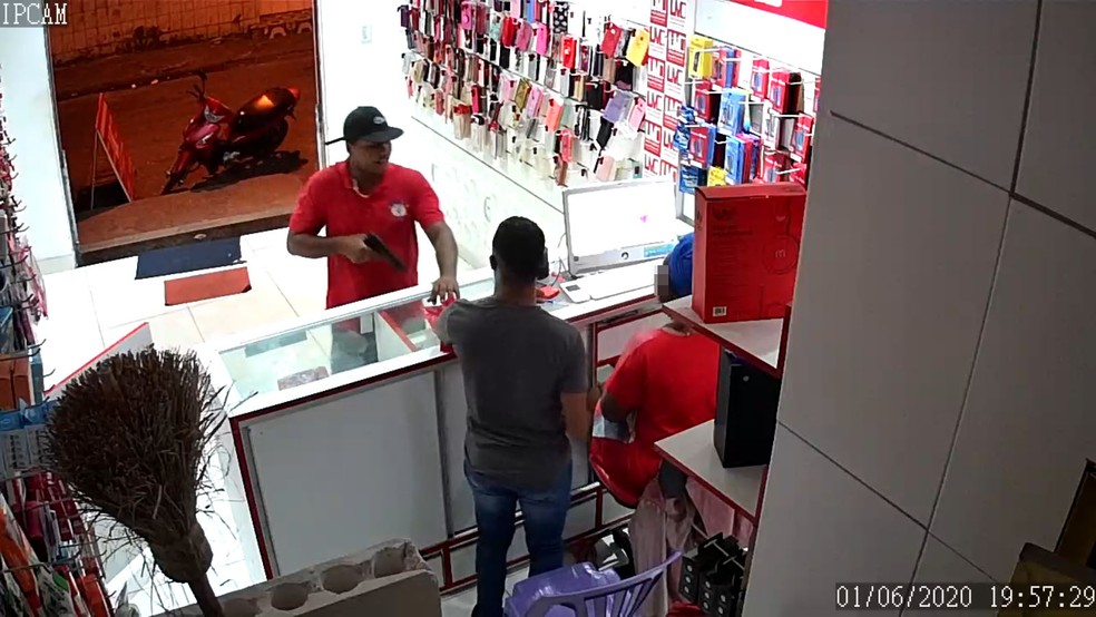 Homem invade e rouba loja de acessórios para celular em Salvador — Foto: Redes Sociais