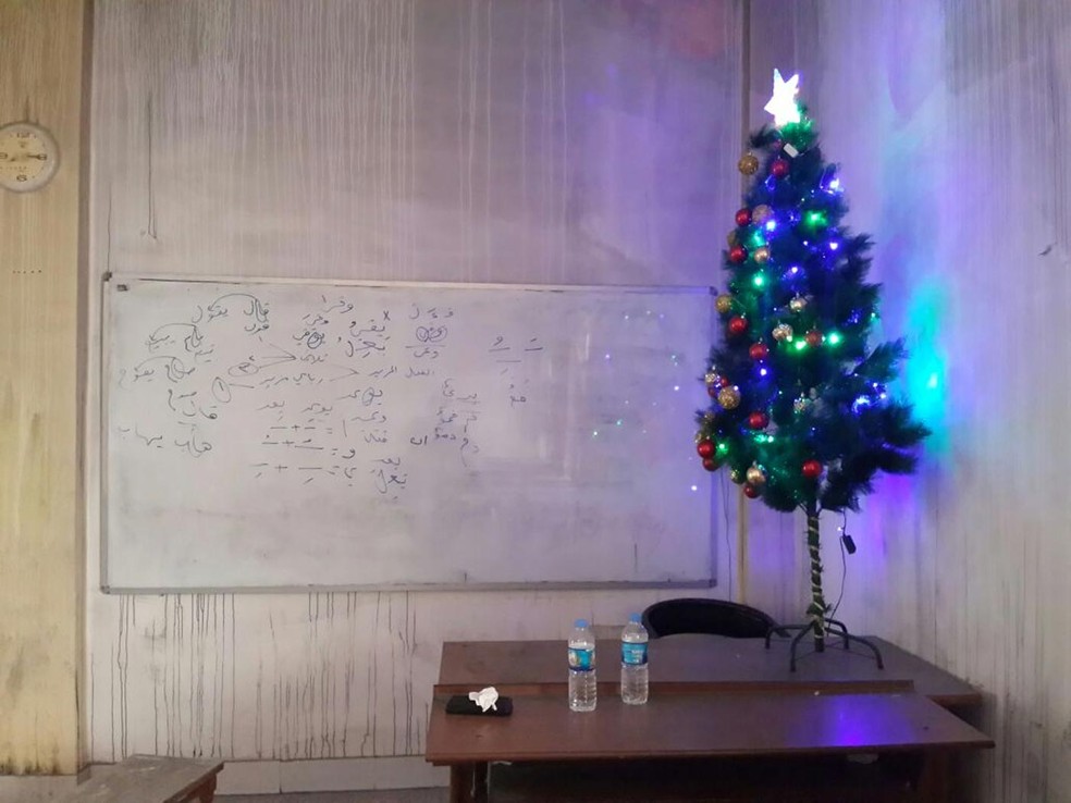 Estudantes de tradução em inglês do professor Ali Al-Baroodi também montaram uma árvore de Natal na sala de aula da turma, na Universidade de Mossul (Foto: Arquivo pessoal/Ali Al-Baroodi)