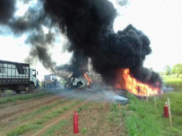 Caminhão pegou fogo após tombar na TO-080 (Foto: Surgiu/Divulgação)