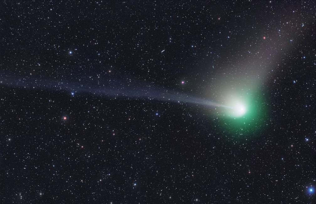 O cometa verde em registro do dia 31 de janeiro. — Foto: Michael Jäger/Divulgação