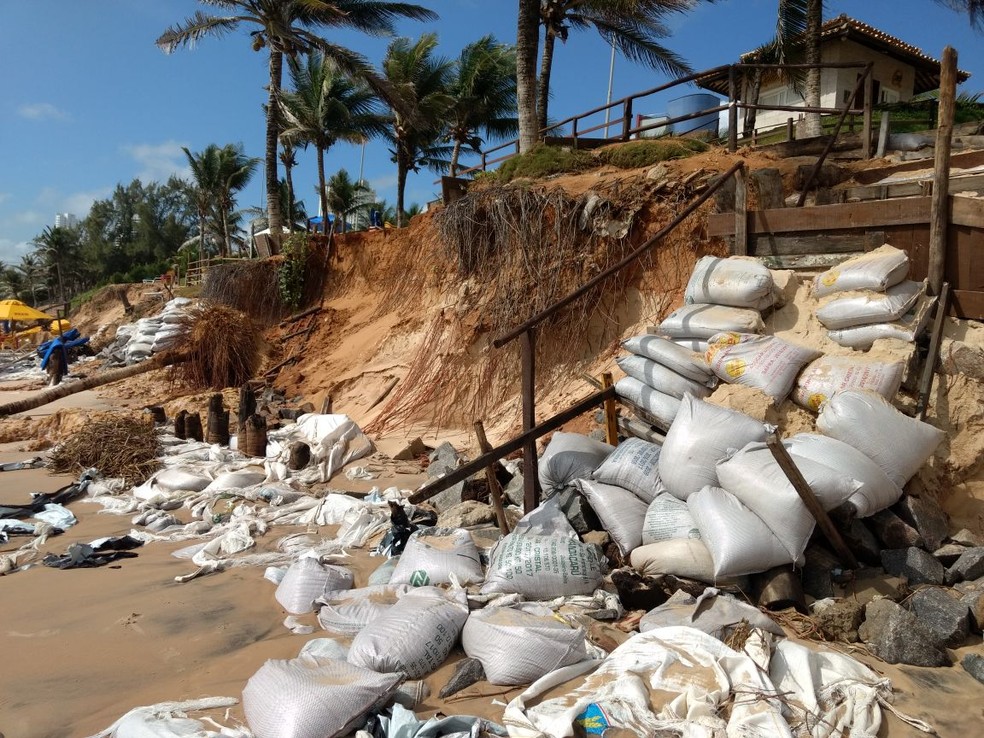 Sacos de areia colocados pelos comerciantes não foram suficientes para conter a força da maré em Ponta Negra, Natal (Foto: Margareth Rodrigues)