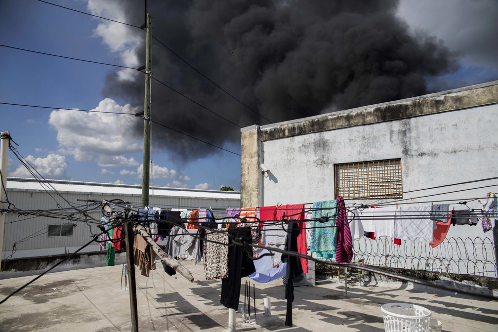 Fumaça de explosão em fábrica de plástico na República Dominicana — Foto: Tatiana Fernandez/AP Photo