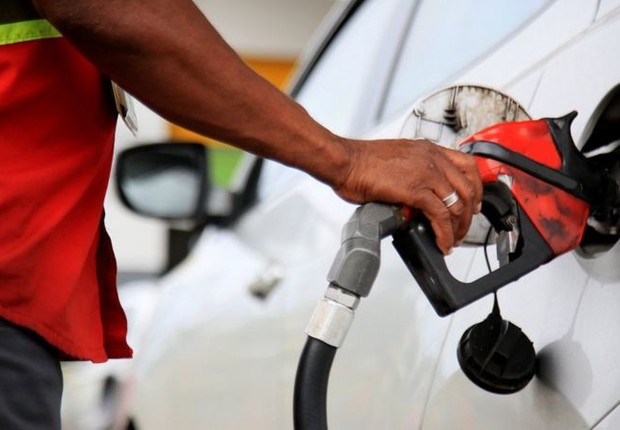 Uma das preocupações é com a piora na inflação devido à alta de preços das commodities, que pode se refletir no preço dos combustíveis (Foto: Getty Images via BBC News)