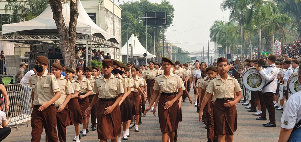 Alunos de escolas militares durante desfile de 7 de Setembro em Rio Branco — Foto: Andryo Amaral/Rede Amazônica