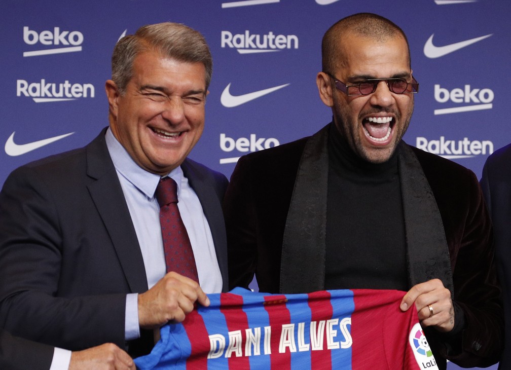 Laporta e Daniel Alves durante coletiva no Barcelona — Foto: REUTERS