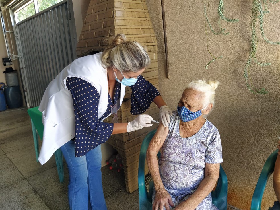 Amélia Candida de Jesus, de 90 anos, foi a segunda a ser imunizada em Fernandópolis  — Foto: Divulgação/Prefeitura de Fernandópolis 