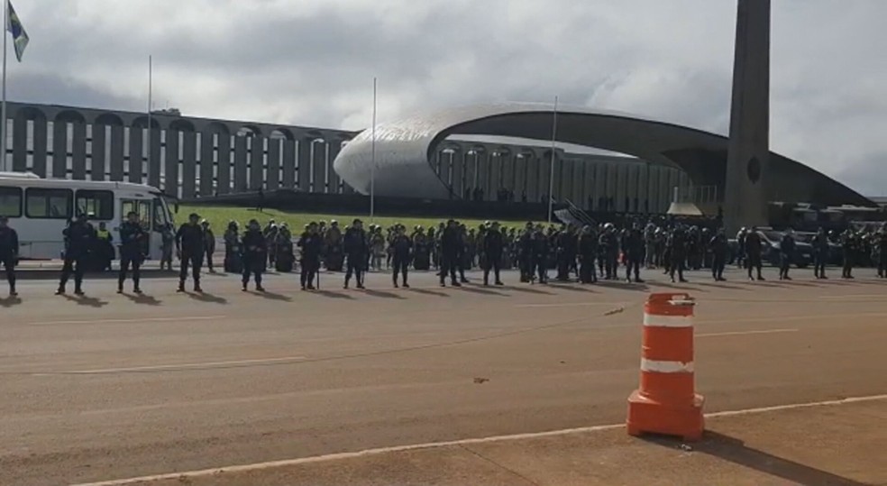 Forças de segurança fazem barreira em frente ao QG do Exército, em Brasília — Foto: TV Globo/Reprodução