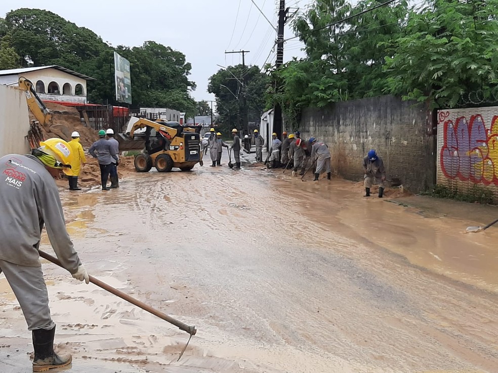 Muro desaba em Manaus e prejudica trânsito no Bairro da Paz — Foto: Eliana Nascimento/G1