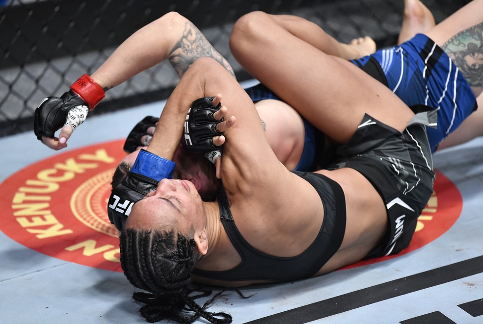 Taila Santos finaliza Joanne Wood com um mata-leão no UFC Vieira x Tate — Foto: Getty Images