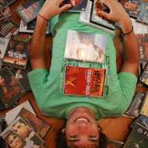 Carrão com seus DVDs, em 2010.  — Foto: Hudson Pontes