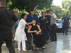 Mãe e mulher de PM morto passam mal durante velório no Rio