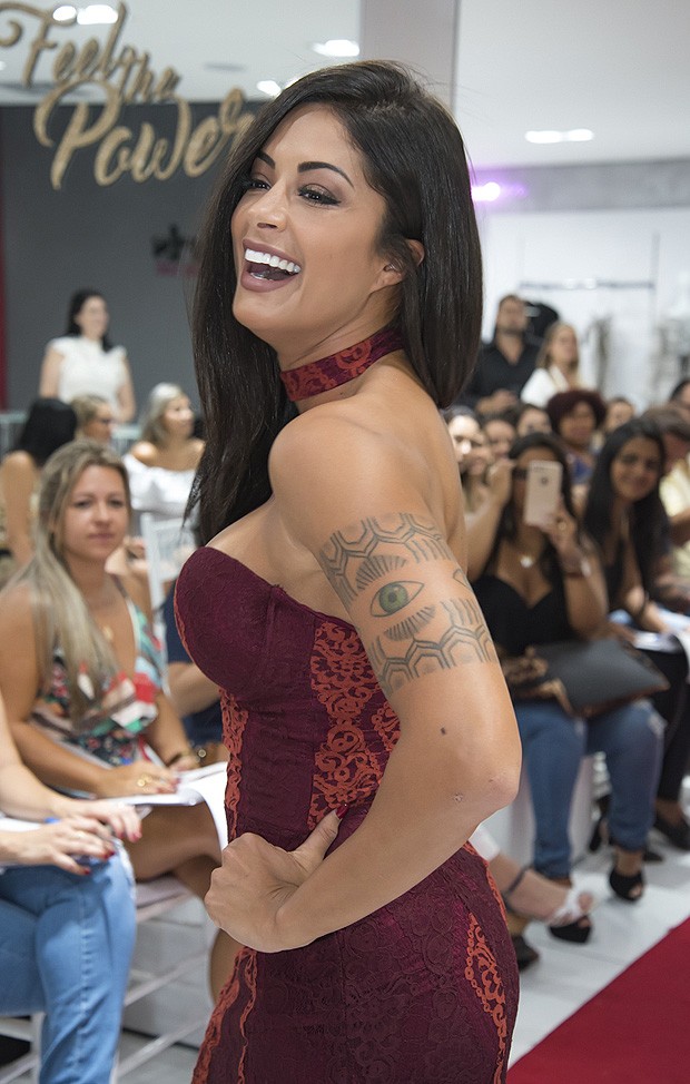 Aline Riscado ostenta corpão violão em desfile Quem QUEM News