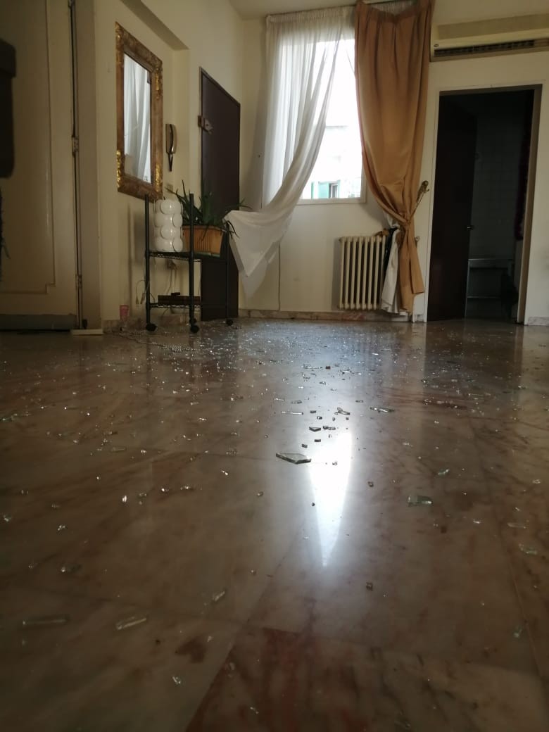 Casa de Gilmara Cerqueira de Souza teve vidros estilhaçados após explosão (Foto: Arquivo pessoal)