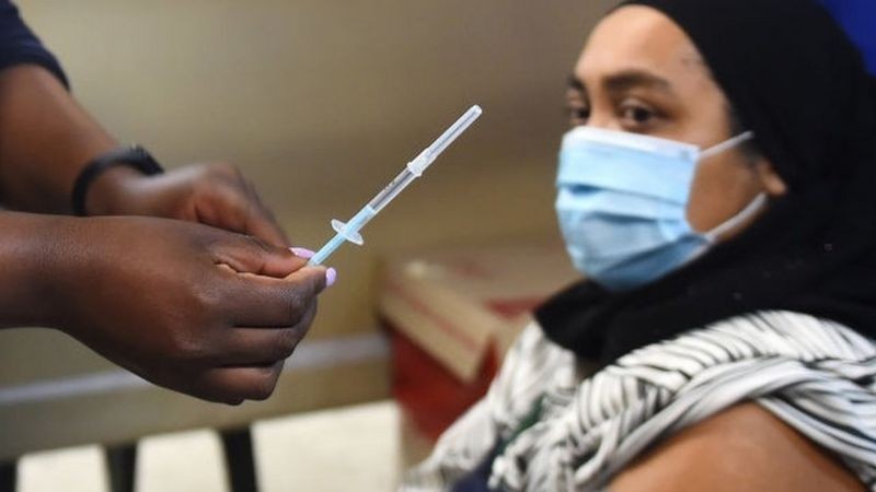 O presidente da África do Sul pediu a todos que tomem vacina contra a covid (Foto: Getty Images via BBC News Brasil)