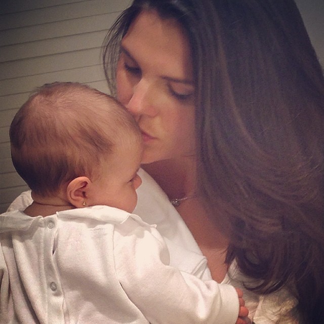 Daniella Sarahyba chamega a filha  (Foto: instagram / reprodução)