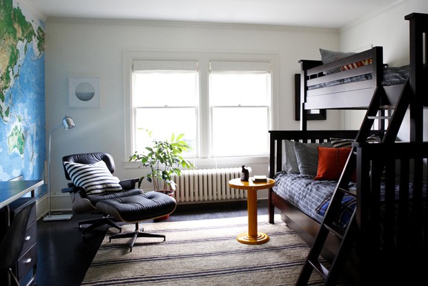 Paredes brancas e detalhes modernos renovam casa em Seattle (Foto: Belathée Photography/Divulgação)