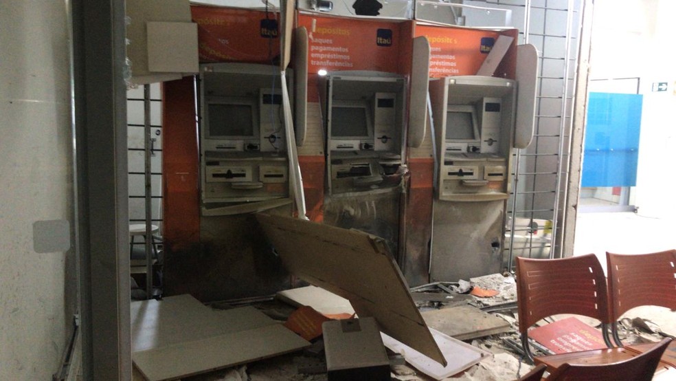 Criminosos tentaram explodir caixas eletrônicos de agência bancária — Foto: Polícia Militar