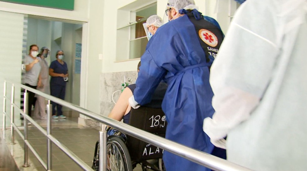 Pacientes de Uberlândia e Coromandel chegam à Santa Casa de Alfenas — Foto: Erlei Peixoto/EPTV