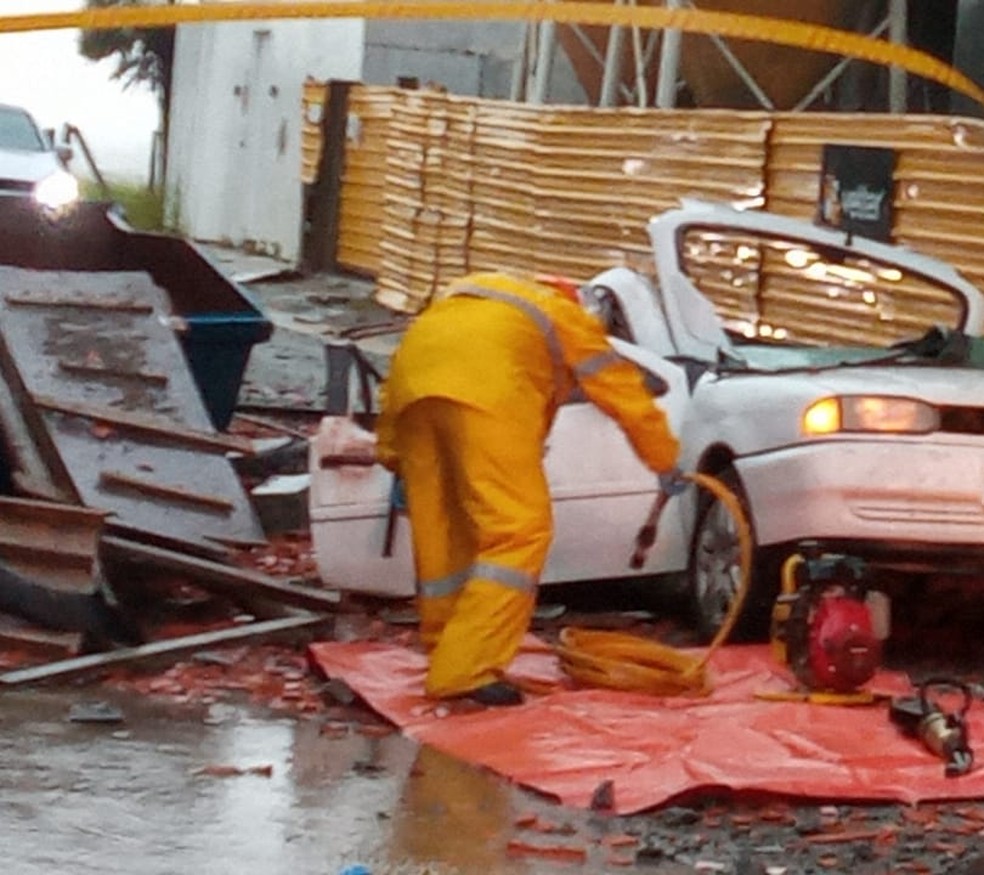 Motorista ficou ferido ao ter carro atingido por coluna de concreto — Foto: Divulgação/Redes sociais