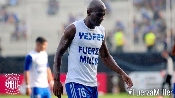 Jogadores do Emelec vestem camisa em apoio a Miller Bolaños: Força