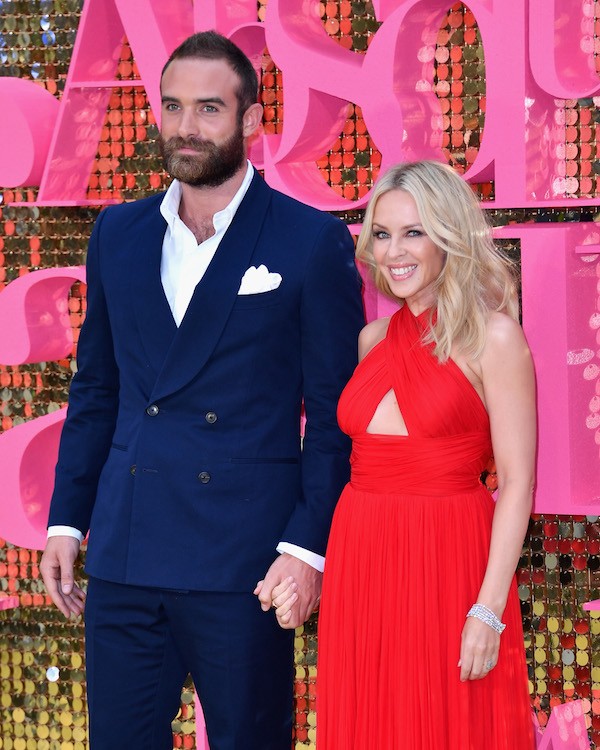 A cantora Kylie Minogue e seu noivo, o ator Joshua Sasse (Foto: Getty Images)