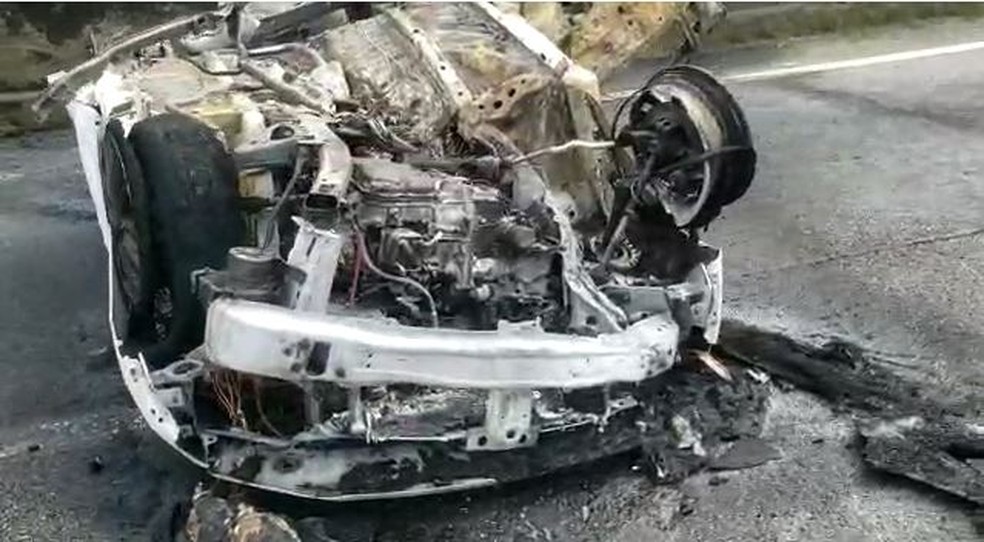 Motorista capotou carro na Via Anchieta, em Cubatão, e morreu carbonizado  — Foto: g1 Santos