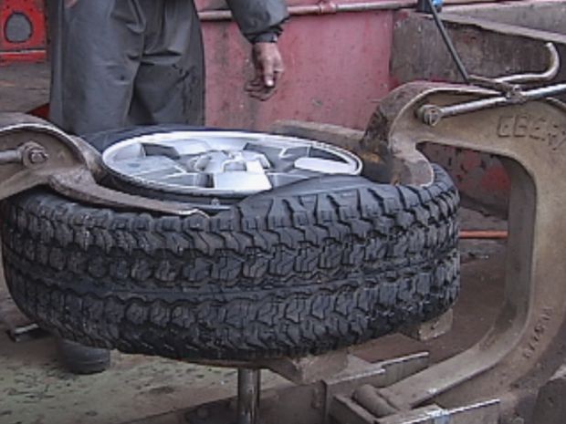 Crack estava escondido nos pneus do carro, com placas Maringá  (Foto: reprodução/TV Tem)
