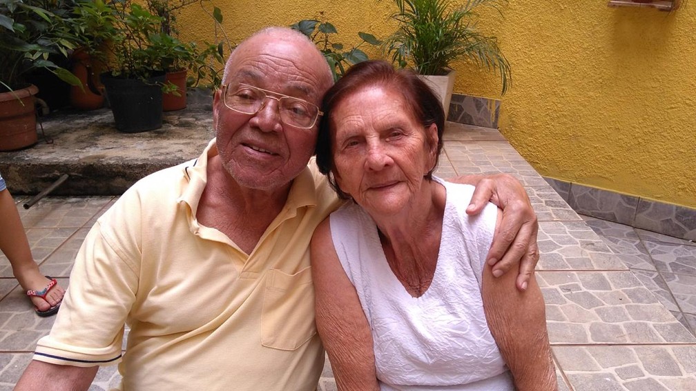 Dona Rosa ao lado do marido Edvaldo dos Santos, que se contaminou após esposa voltar de hospital — Foto: Arquivo Pessoal