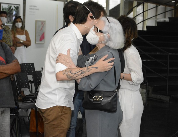 Fernanda Montenegro abraça filho de Arnaldo Jabor no velório do cineasta (Foto: Webert Belicio/AgNews)