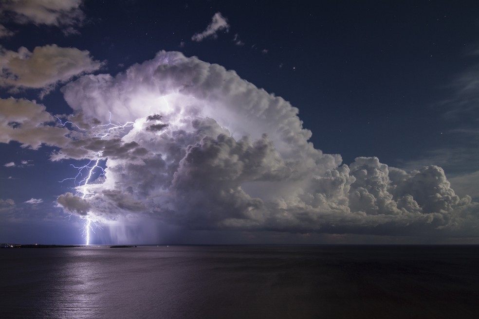 ‘Lightning from an Isolated Storm over Cannes Bay’ — Foto: Serge Zaka/Royal Meteorological Society 