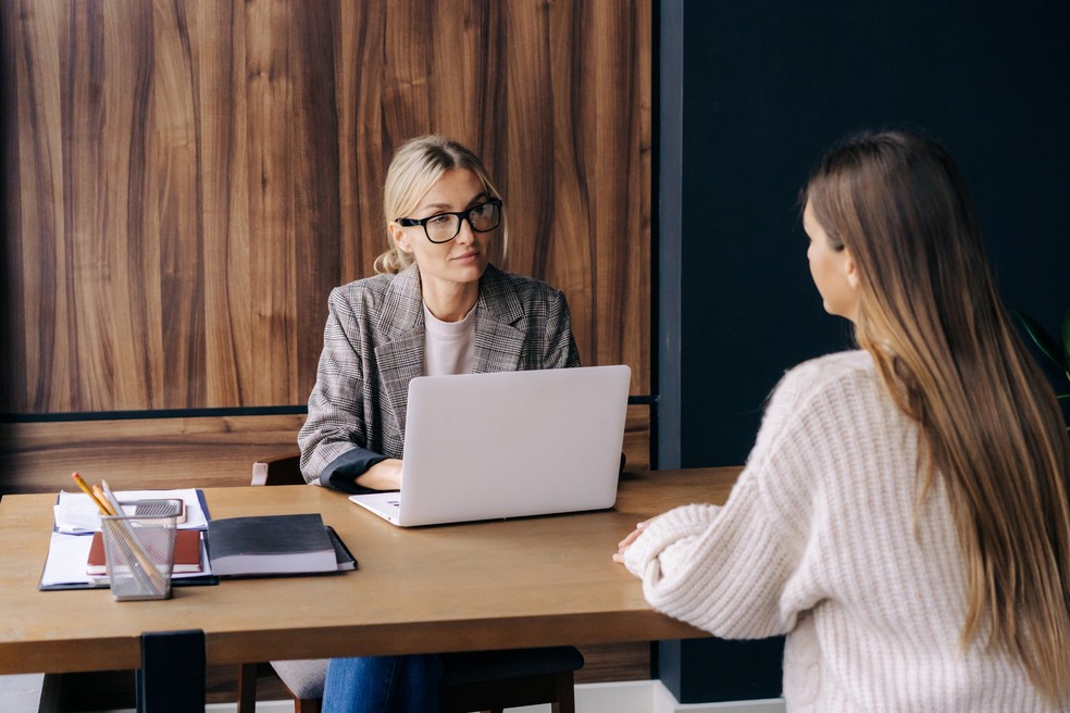 Empregadores em todo o mundo estão mais cautelosos ao contratar funcionários permanentes — Foto: Getty Images