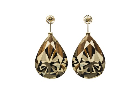  Brincos em ouro 18k, cristal de rocha e gota de marchetaria geométrica, Silvia Furmanovitch (preço sob consulta)