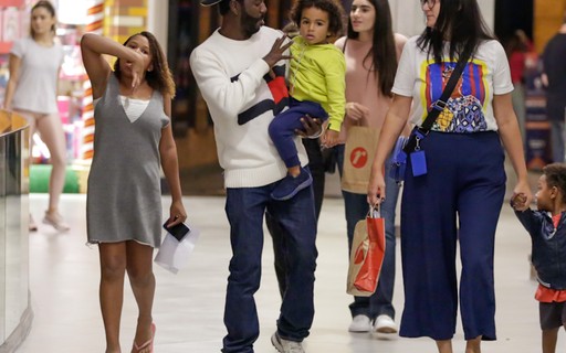 Jonathan Azevedo passeia com o filho em shopping no Rio e se diverte com paparazzo