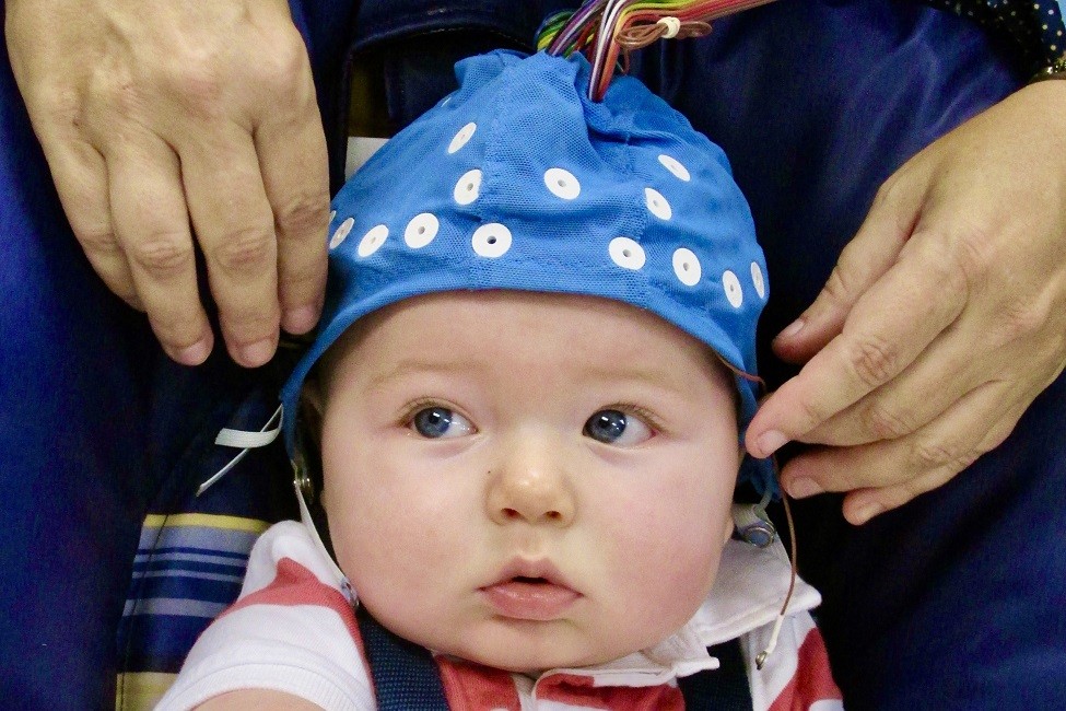 Equipamento utilizado para a realização do eletroencefalograma em bebês (Foto: Florida Atlantic University)