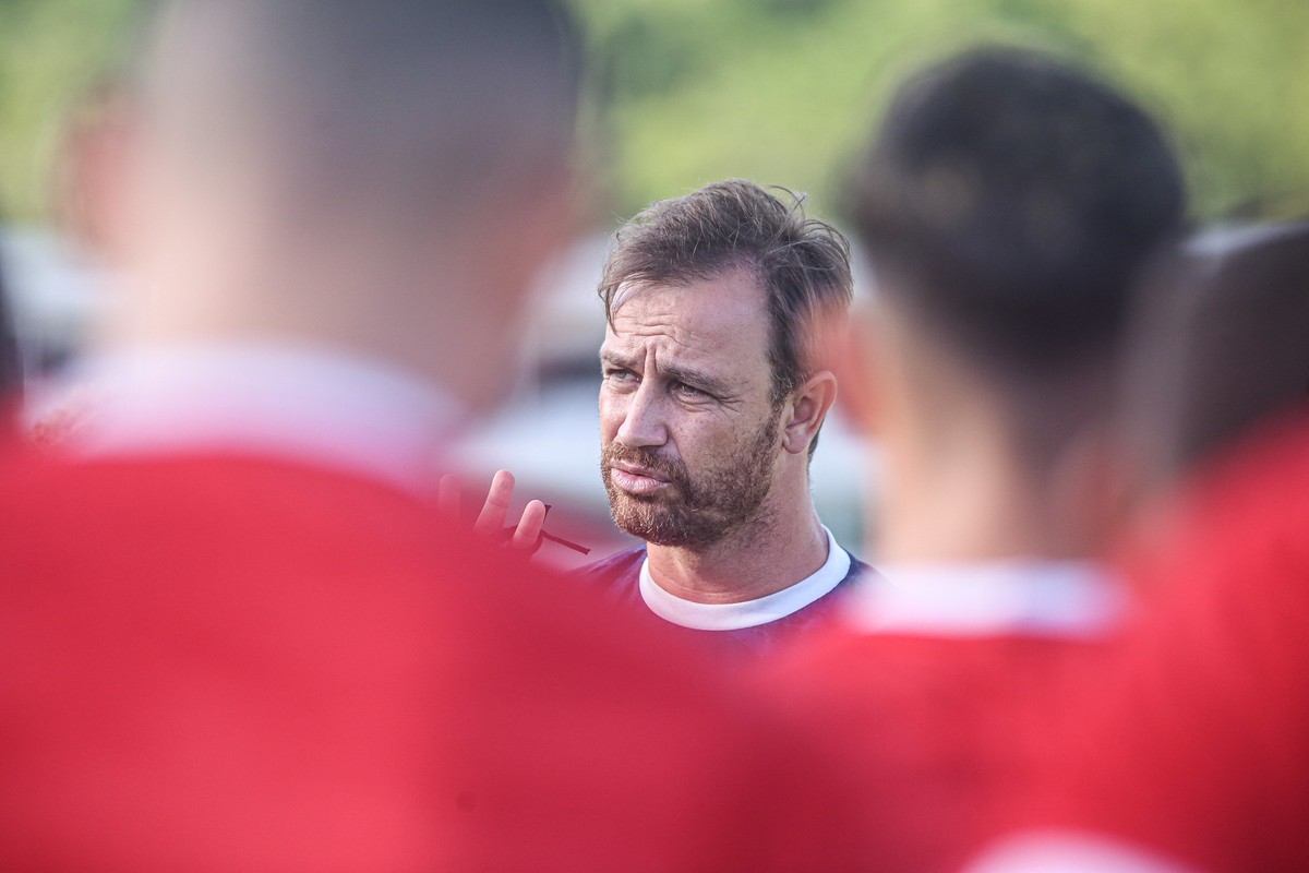 Felipe Conceição não vê Náutico pressionado para ganhar primeiro