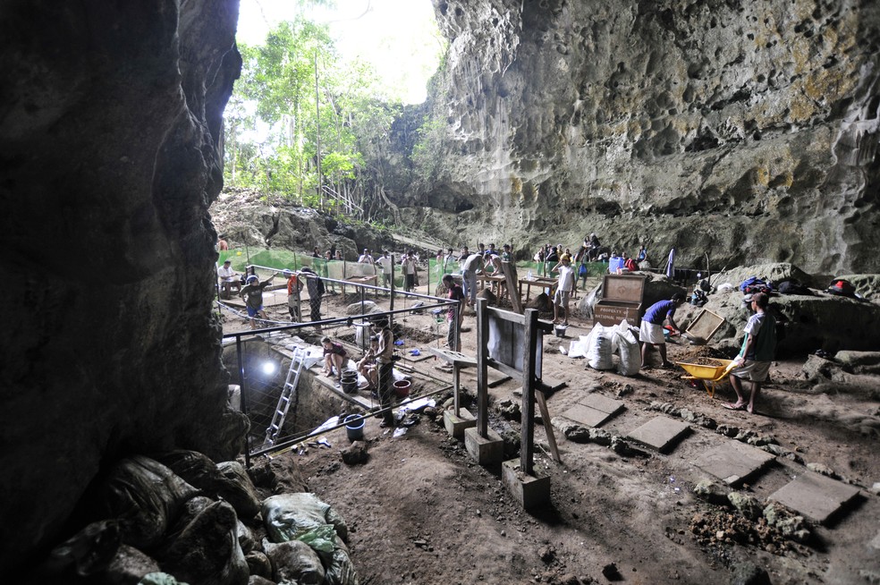 EscavaÃ§Ãµes nas Filipinas, onde foram encontrados fÃ³sseis do Homo luzonensis  â€” Foto: AFP PHOTO / FLORENT DETROIT / FLORENT DETROIT