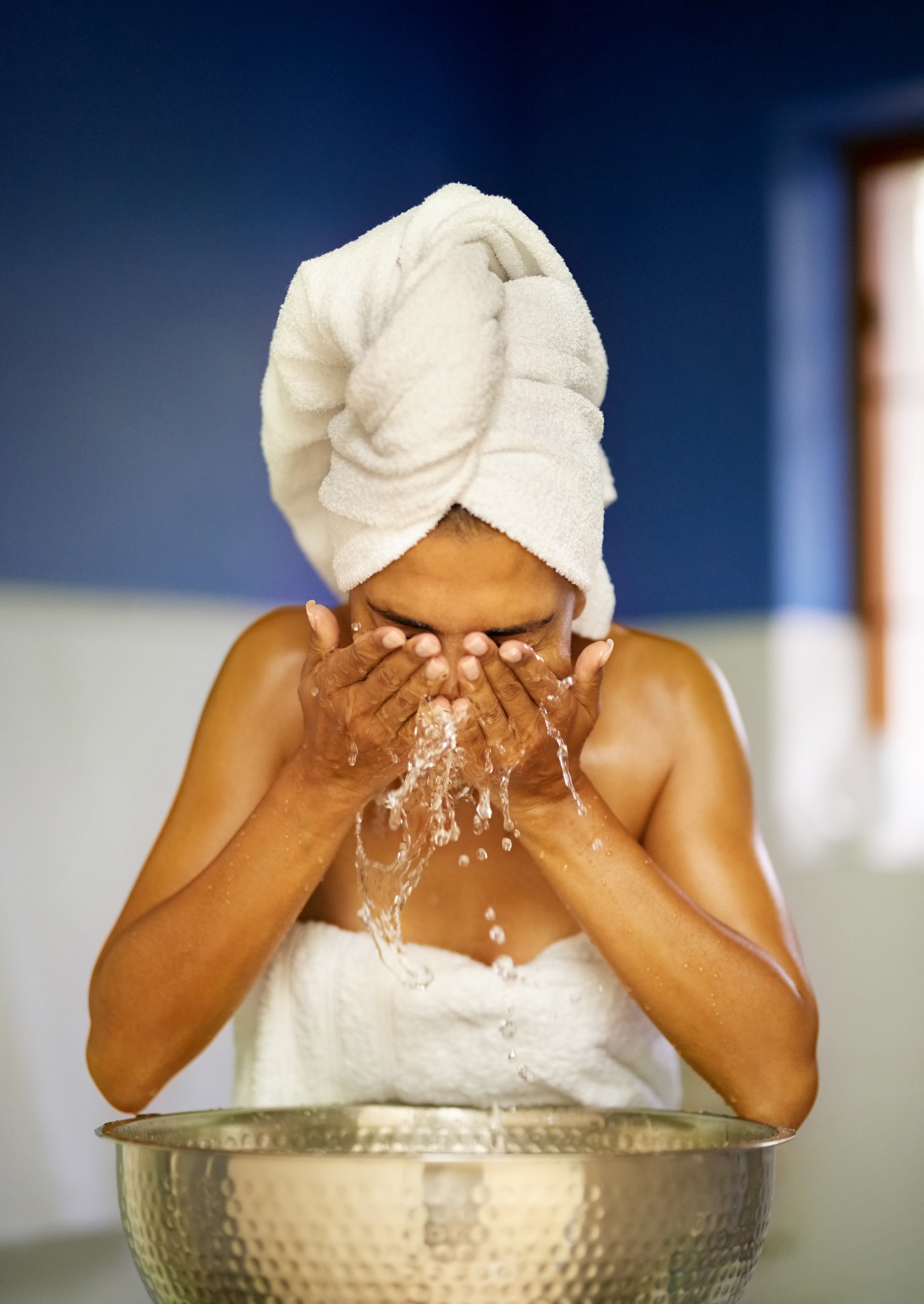 Limpeza facial: mulher lavando o rosto (Foto: Getty Images)